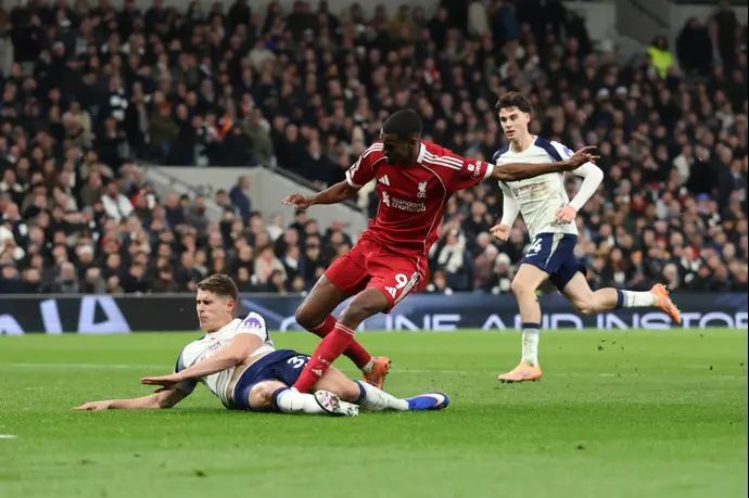 חלוץ ליברפול אלכסנדר איסק כובש מול טוטנהאם