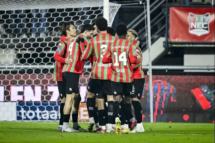 אלי דסה חוגג עם שחקני ניימיכן