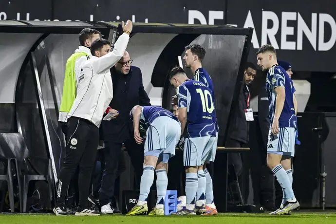 אוסקר גלוך ושחקני אייאקס עם המאמן פרד גרים