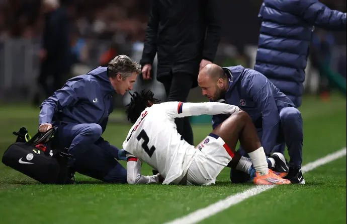 דויד בולי שחקן פריז סן ז'רמן מקבל טיפול