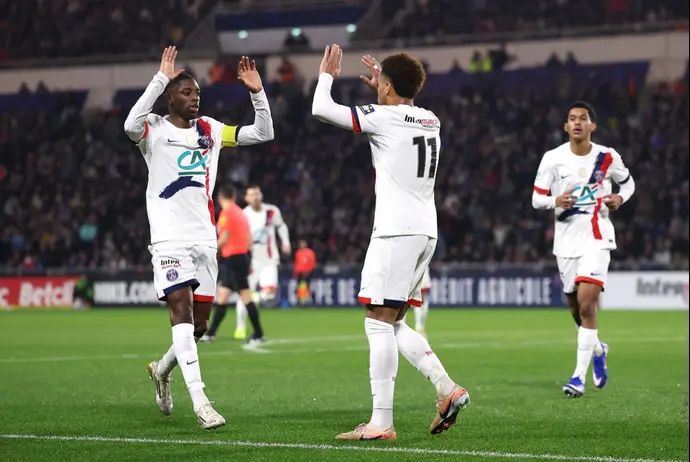 עוסמאן דמבלה שחקן פריז סן ז'רמן חוגג עם דזירה דואה