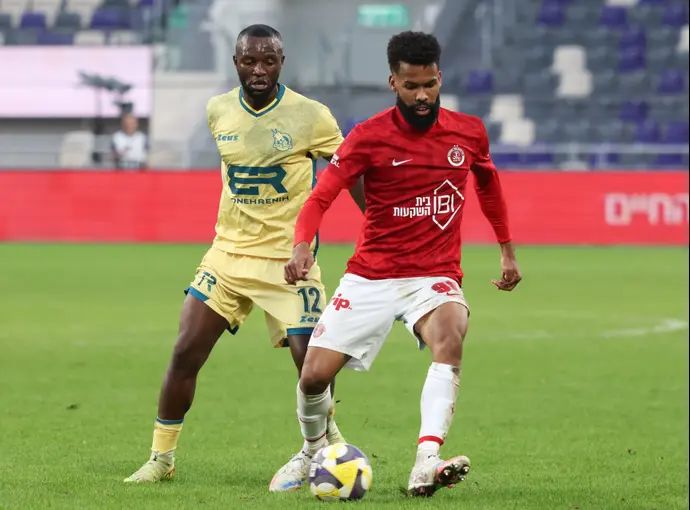 פלקאו שחקן הפועל תל אביב לפני עמנואל בנדה שחקן מכבי בני ריינה