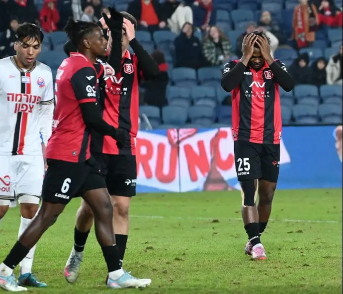 שחקני הפועל ירושלים מאוכזבים, אנדרו אידוקו מימין