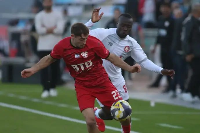 שראל כהן שחקן הפועל חדרה לפני טרזייה תומא שחקן הפועל רמת גן