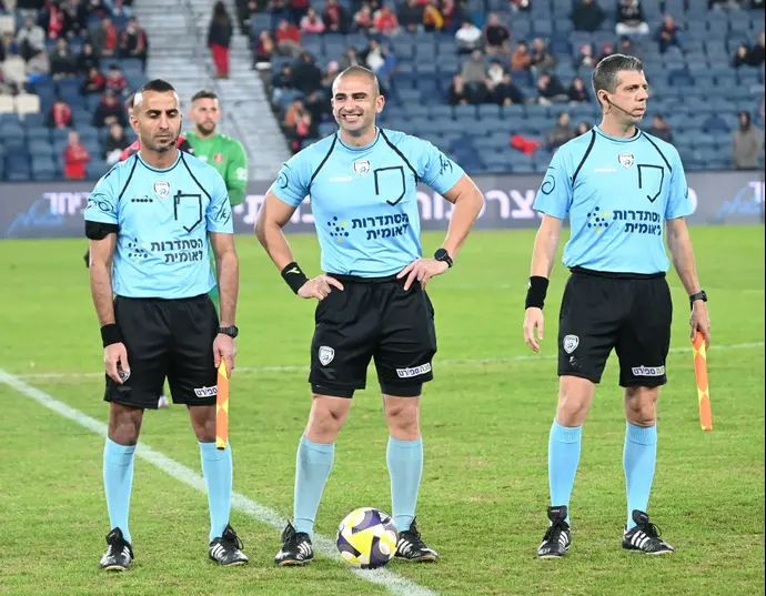 אביאל לוי שופט כדורגל (במרכז)