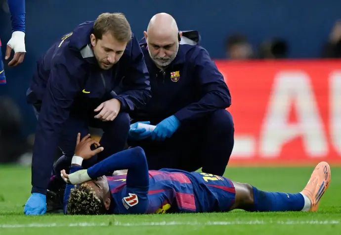 לאמין ימאל שחקן ברצלונה מקבל טיפול