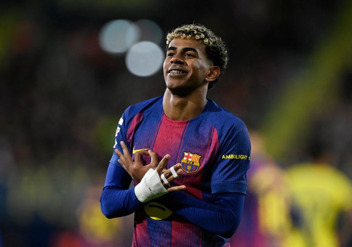 לאמין ימאל שחקן ברצלונה חוגג שער