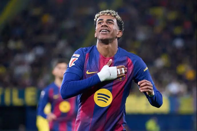 לאמין ימאל שחקן ברצלונה חוגג שער