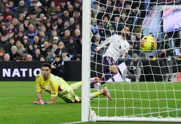 שחקן מנצ'סטר יונייטד מתאוס קוניה כובש