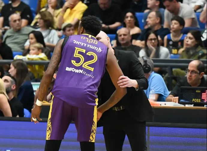 מאמן הפועל חולון דני פרנקו עם ג'ורדן מקריי