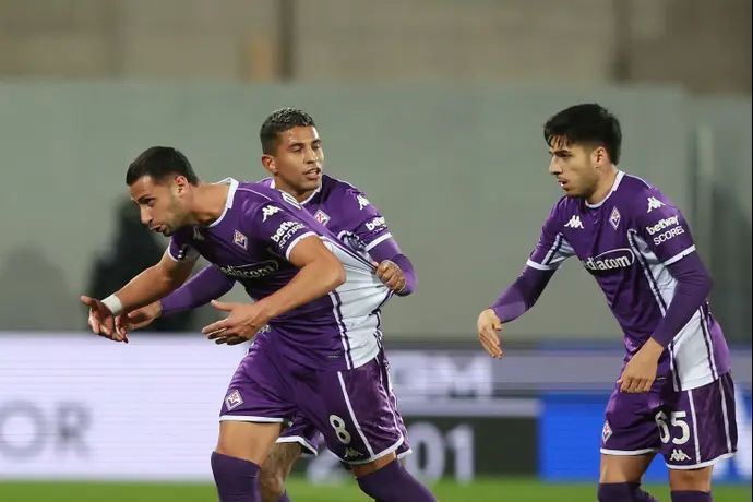 שחקני פיורנטינה חוגגים עם רולאנדו מנדראגורה, משמאל