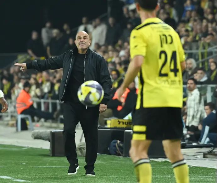 יוסי אבוקסיס מאמן מכבי נתניה עם עוזרו אוהד קדוסי