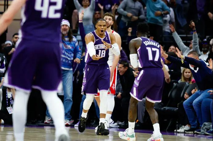 ראסל ווסטברוק חוגג במדי סקרמנטו