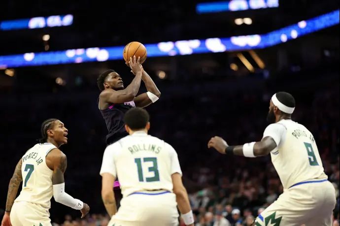 אנתוני אדוארדס מעל שחקני מילווקי