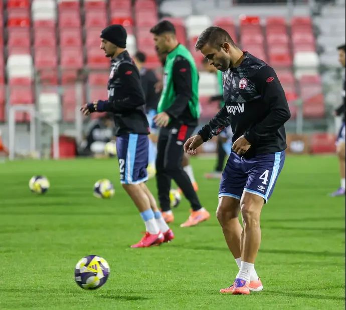 מיגל ויטור שחקן הפועל באר שבע בחימום