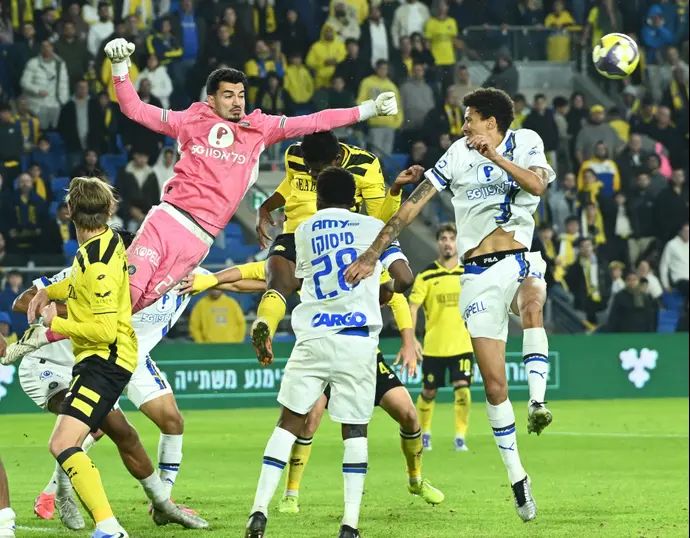 אופק מליקה שוער מכבי תל אביב בפעולה מול מכבי נתניה