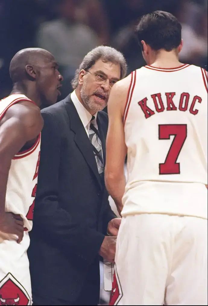 1997: מייקל ג'ורדן עם טוני קוקוץ' ועם פיל ג'קסון בתדרוך