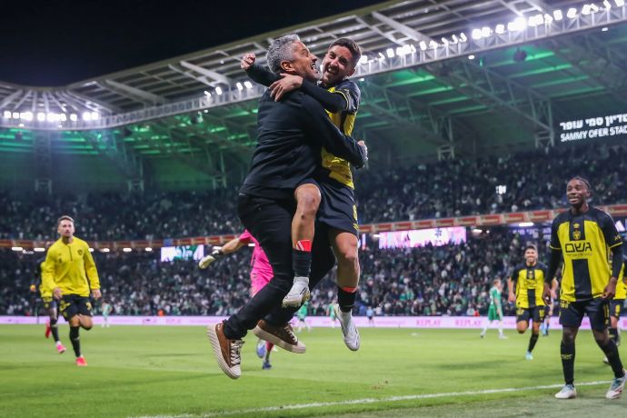 זיו בן שימול שחקן בית"ר ירושלים חוגג עם מאמנו ברק יצחקי