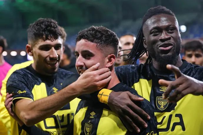 שחקני בית"ר ירושלים חוגגים עם זיו בן שימול