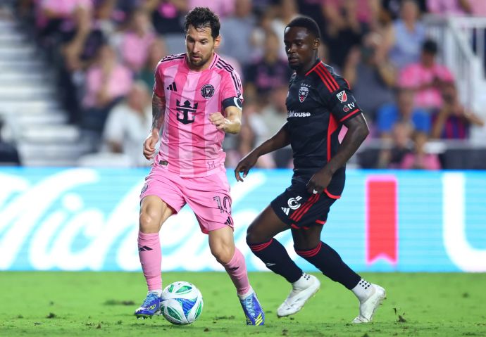 בוריס אנו שחקן די. סי יונייטד מול ליאונל מסי שחקן אינטר מיאמי