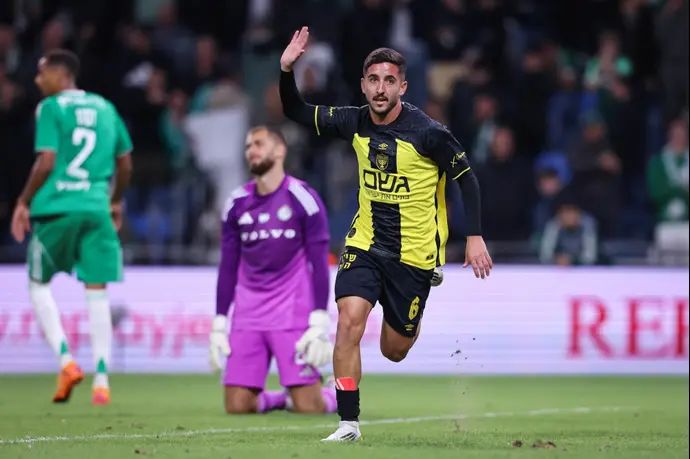 זיו בן שימול שחקן בית"ר ירושלים חוגג שער