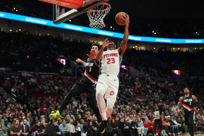 שחקן פורטלנד טריילבלייזרס דני אבדיה שומר על שחקן דטרויט פיסטונס ג'יידן אייבי