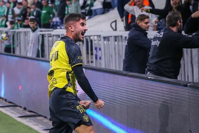 זיו בן שימול שחקן בית"ר ירושלים חוגג שער