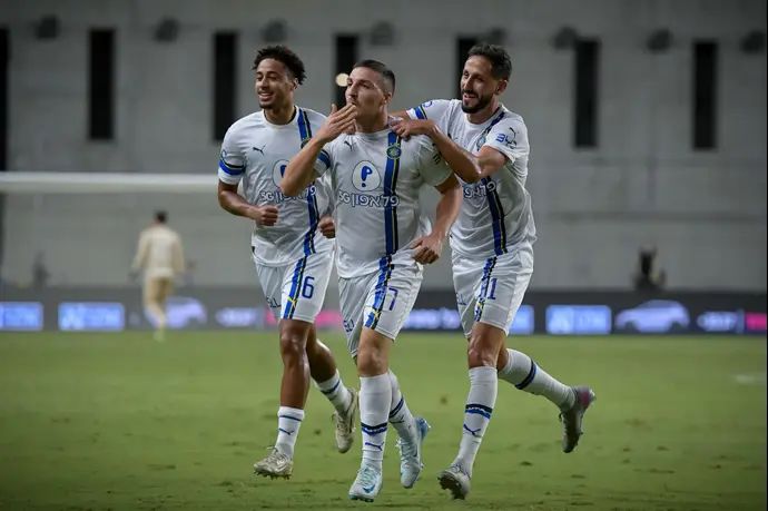 שגיב יחזקאל לצד טייריס אסנטה חוגגים עם אושר דוידה, מכבי תל אביב