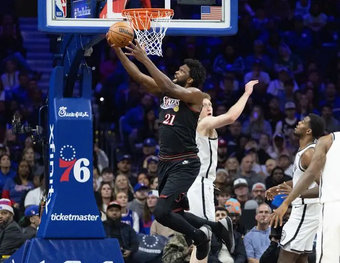 שחקן פילדלפיה 76' ג'ואל אמביד מול שחקן ברוקלין נטס דני וולף