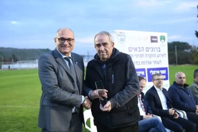 אייבק תחאוכו מקבל גביע מידי שינו זוארץ יושב ראש ההתאחדות לכדורגל