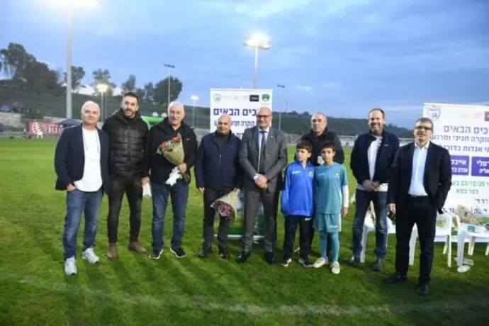 אייבק תחאוכו מקבל גביע מידי שינו זוארץ יושב ראש ההתאחדות לכדורגל