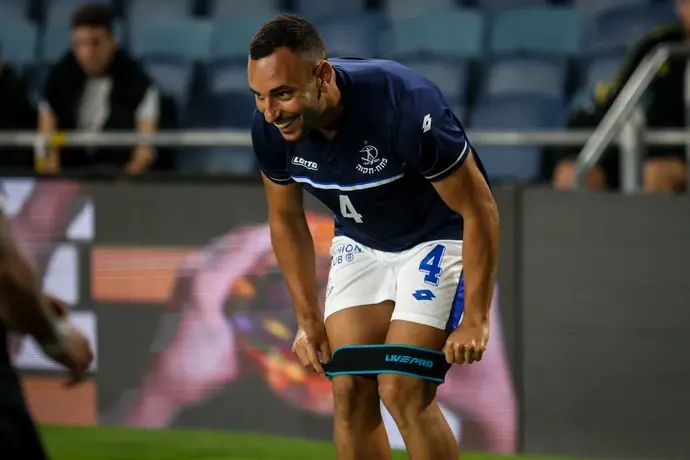 מתן גושה שחקן הפועל פתח תקוה בחימום