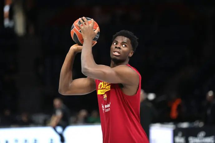 הסנטר הניגרי ג'יימס נאג'י במדי ברצלונה