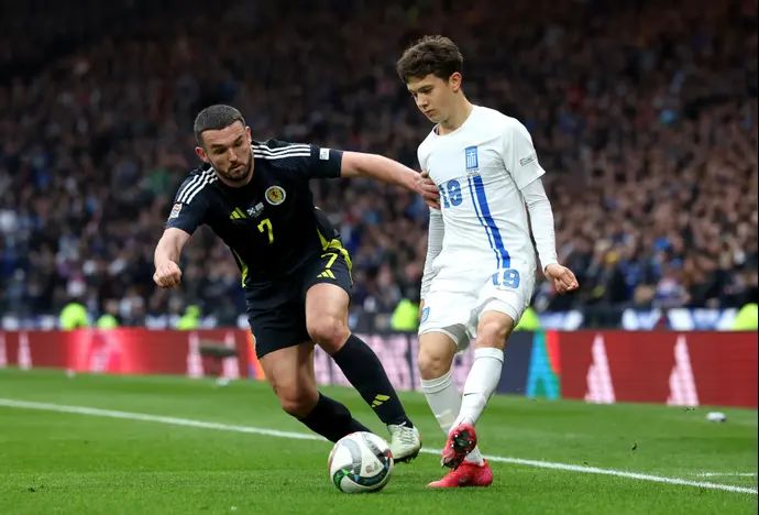 שחקן נבחרת יוון, קונסטנטינוס קרצאס, מול שחקן נבחרת סקוטלנד, ג'ון מקגין