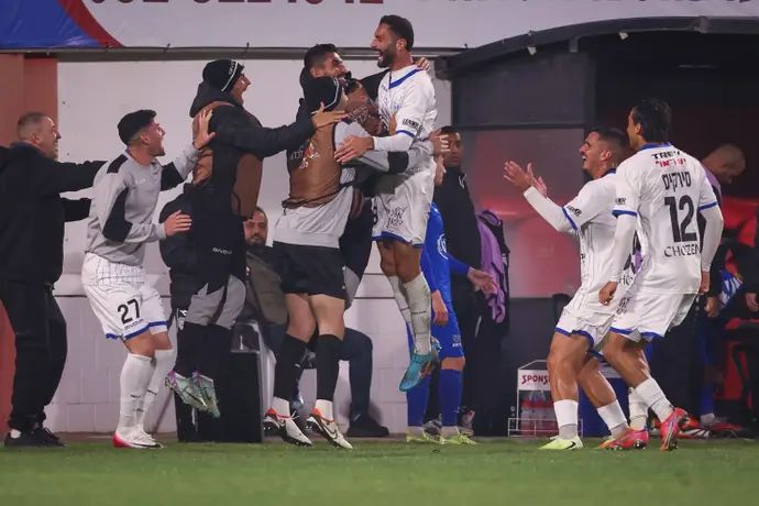 שחקני מכבי יפו חוגגים