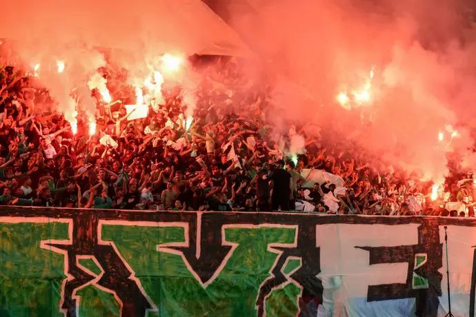 אבוקות של אוהדי מכבי חיפה