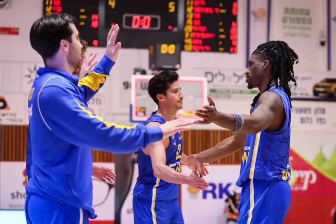 שחקני מכבי תל אביב ג'ימי קלארק, תמיר בלאט, ג'ון דיברתולומיאו