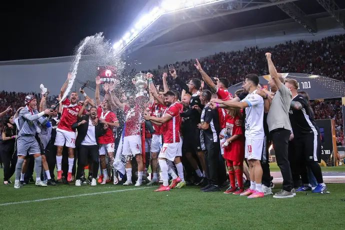שחקני הפועל באר שבע מניפים את גביע המדינה