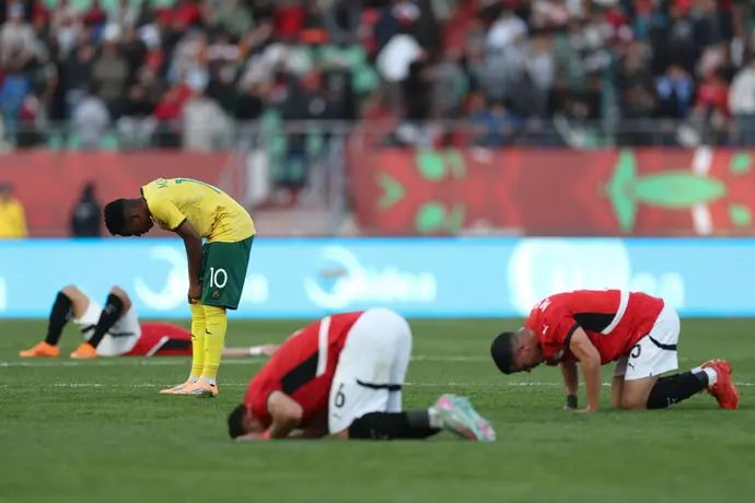 שחקני נבחרת מצרים מתפללים אחרי ניצחון