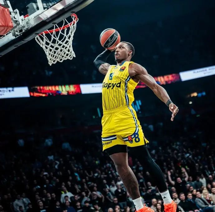 לוני ווקר שחקן מכבי תל אביב מטביע