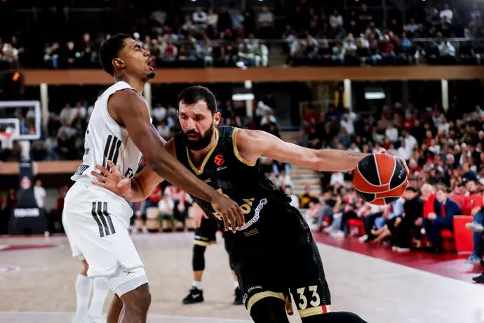 ניקולה מירוטיץ' שחקן מונאקו מול תאו מאלדון שחקן ריאל מדריד