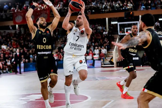 פקונדו קמפאסו שחקן ריאל מדריד מול אלי אוקובו שחקן מונאקו