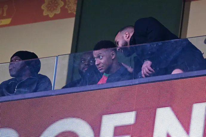 קיליאן אמבפה צופה במשחק של נבחרת מרוקו נגד נבחרת מאלי