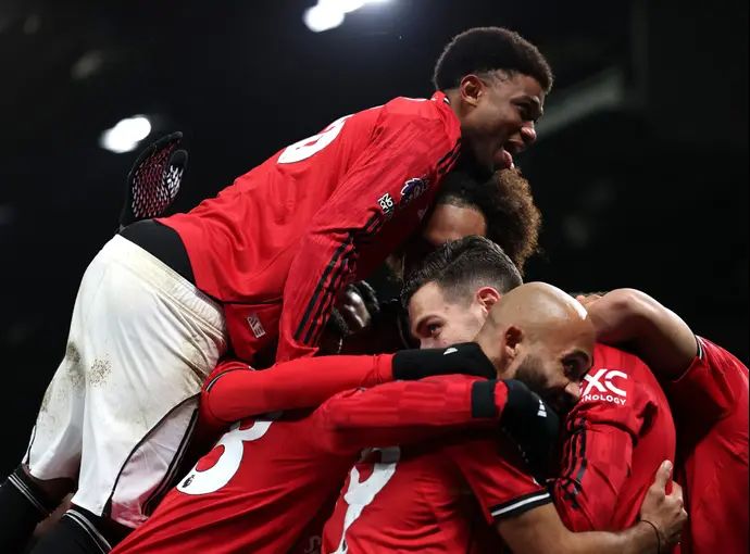 שחקני מנצ'סטר יונייטד חוגגים עם דיוגו דאלוט