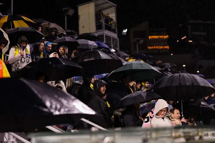 אוהדי בית"ר ירושלים בגשם