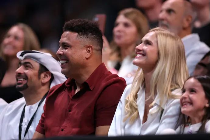 כדורגלן העבר רונאלדו עם בת הזוג סלינה לוקס ב"קרב המינים"