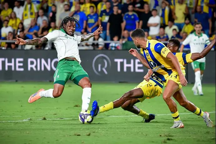 טריבנטה סטיוארט שחקן מכבי חיפה מול מוחמד עלי קמארה, רז שלמה שחקני מכבי תל אביב