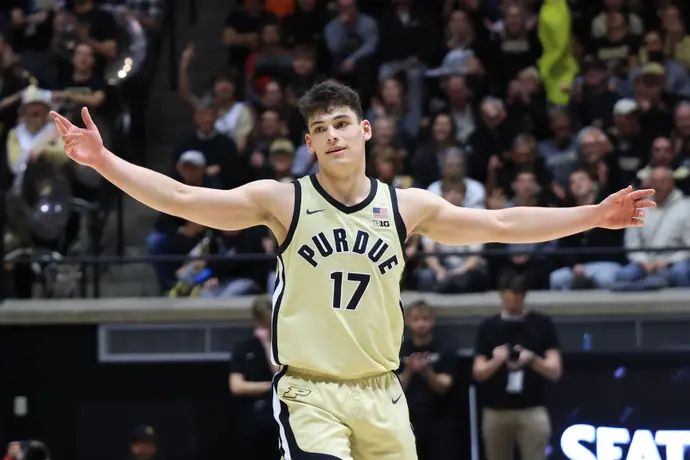 שחקן מכללת פרדו עומר מאייר