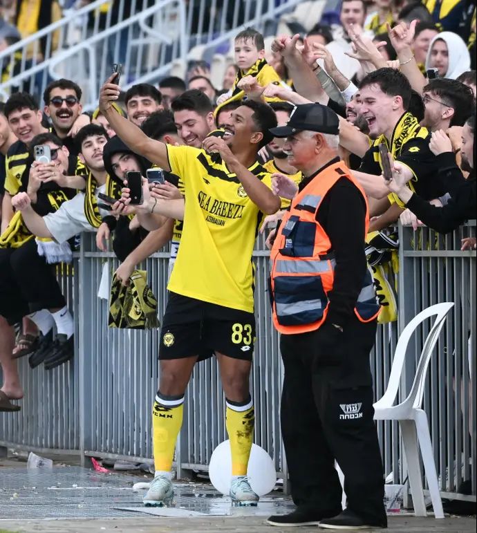 מתאוס דאבו שחקן מכבי נתניה חוגג שער עם האוהדים