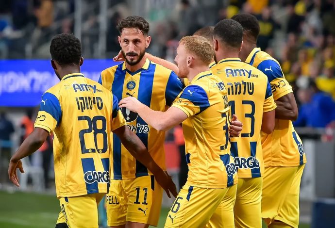 שגיב יחזקאל ושחקני מכבי תל אביב חוגגים